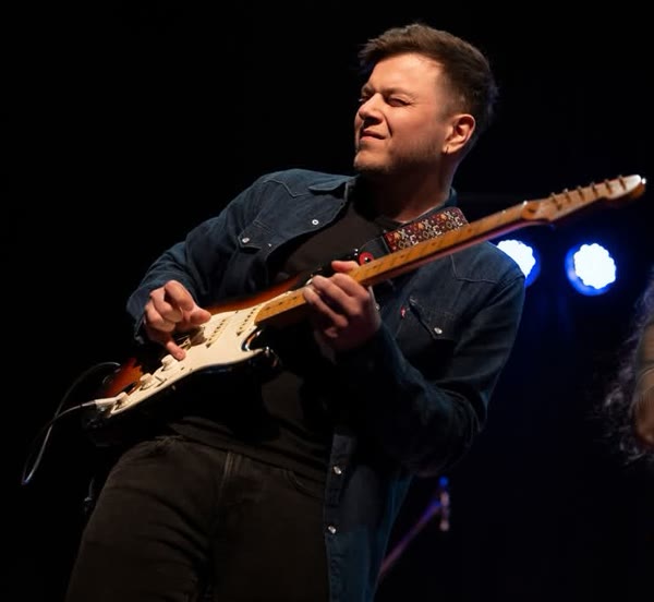 Jappe playing guitar