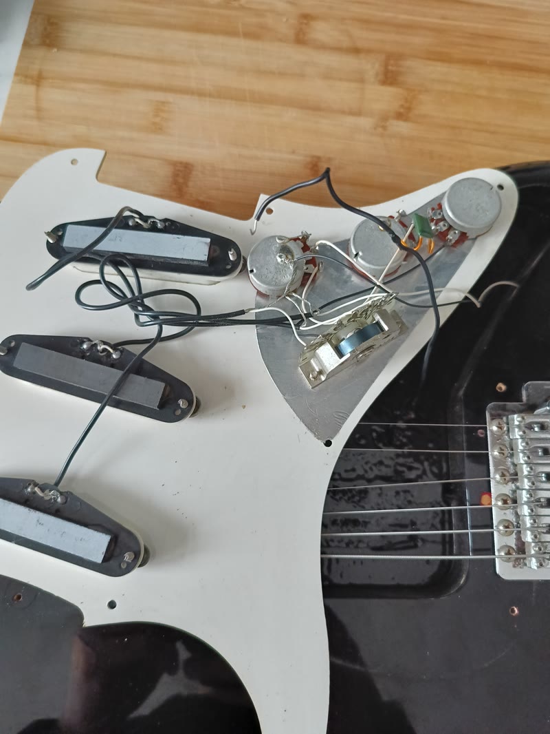 Herstelling en afscherming van gitaar elektronica