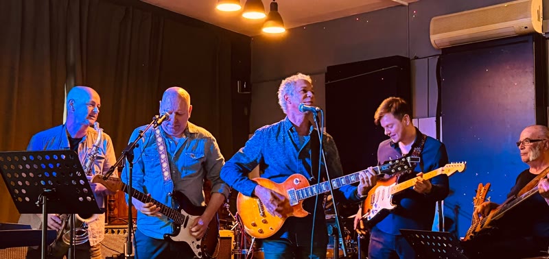 Guitar Joe live tijdens een club jam met volledige band
