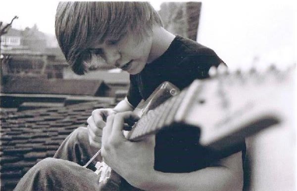 Jappe speelt elektrische gitaar