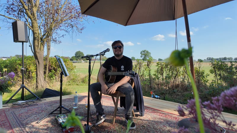 Live optreden met gitaar in een landelijke outdoor setting