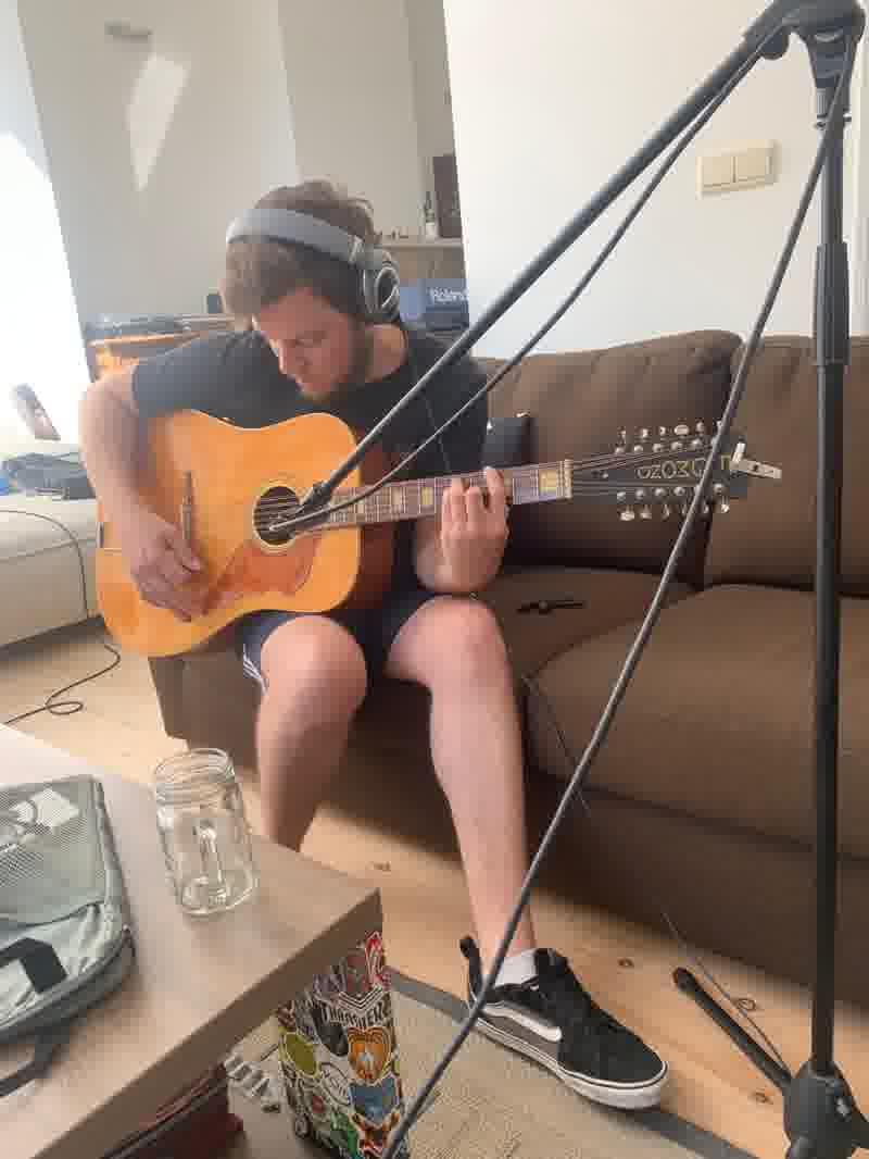 Studiowerk met 12-snarige gitaar tijdens een opnamesessie