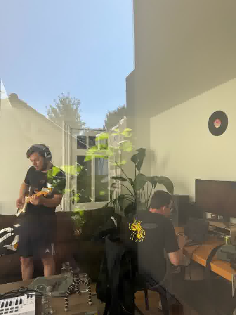 Creatieve studiosessie met elektrische gitaar en opnameapparatuur